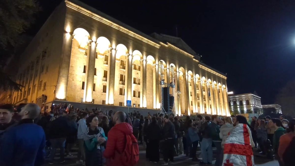 Video: Gruzínci vyšli do ulic, poslanci se kvůli zahraničním agentům poprali